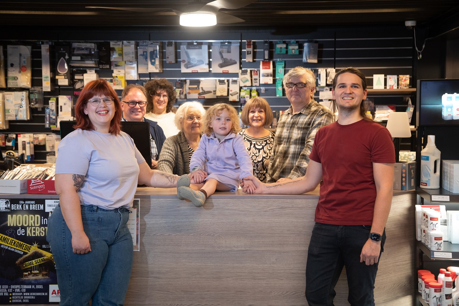 De familie Cuypers in de winkel van Elektro Cuypers